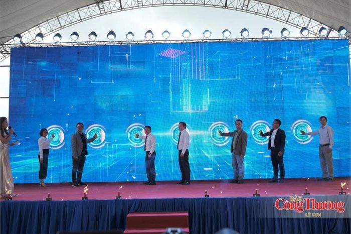 Các đại biểu thực hiện nghi thức nhấn nút khai mạc Lễ phát động.
