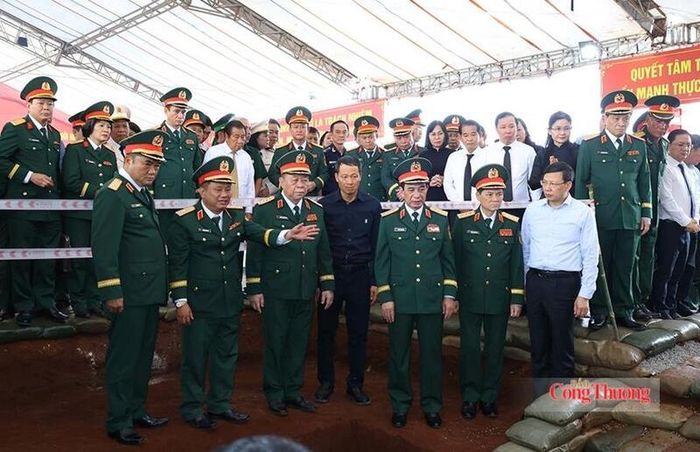 Đại tướng Phan Văn Giang, Đại tướng Nguyễn Trọng Nghĩa cùng các đại biểu kiểm tra công tác tìm kiếm, quy tập hài cốt liệt sĩ trên thực địa tại xã Minh Đức, TP. Đồng Nai, ngày 25/7. Ảnh: BCĐ