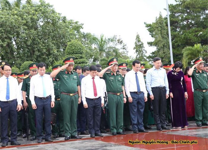 Phó Thủ tướng Chính phủ, Bộ trưởng Bộ Quốc phòng cùng các đại biểu thực hiện nghi thức tưởng nhớ các anh hùng liệt sĩ tại Nghĩa trang Liệt sĩ Đắk Nông.