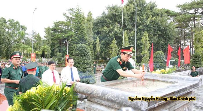 Phó Thủ tướng Chính phủ, Bộ trưởng Bộ Quốc phòng dâng hương tại Nghĩa trang Liệt sĩ Đắk Nông.