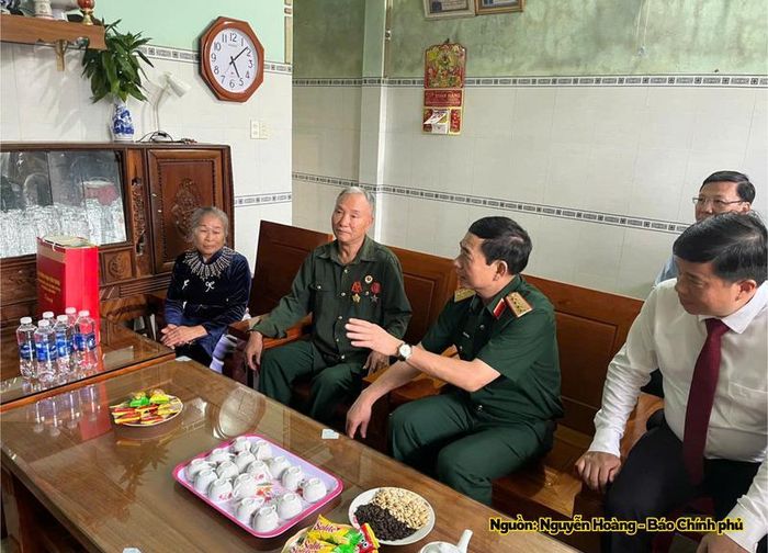 Đại tướng Phan Văn Giang, Ủy viên Bộ Chính trị, Phó Thủ tướng Chính phủ, Bộ trưởng Bộ Quốc phòng thăm gia đình ông Trương Văn Trường tại xã Nhân Cơ (tỉnh Lâm Đồng).