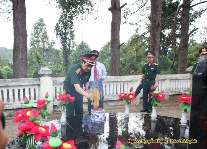 Đại tướng Phan Văn Giang thắp hương tri ân các anh hùng liệt sĩ tại Nghĩa trang Liệt sĩ Đắk Nông.