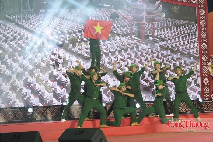 Ngay sau lễ khánh thành là chương trình nghệ thuật phục vụ các đại biểu và Nhân dân.