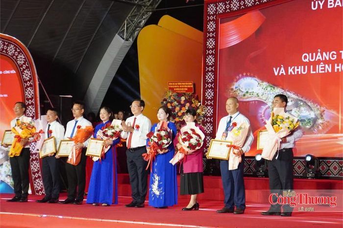 Ủy viên Ban Chấp hành Trung ương Đảng, Chủ tịch UBND tỉnh Lâm Đồng Hồ Văn Mười tặng bằng khen cho các tập thể, cá nhân và các hộ gia đình.