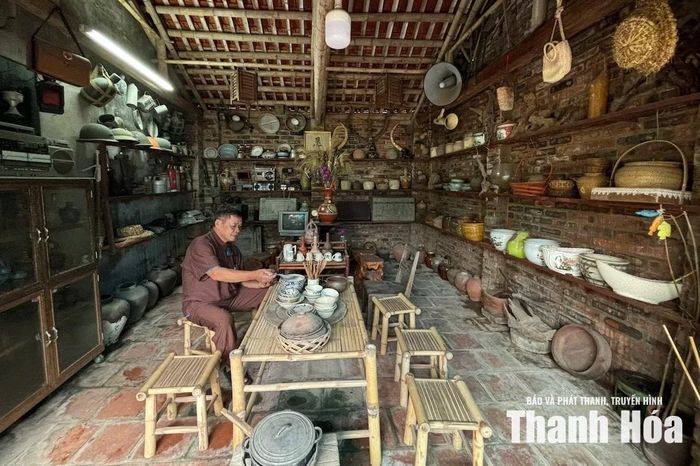 Những hiện vật thời xa xưa được lưu giữ trong ngôi nhà cổ của gia đình ông Lương Trọng Duệ.
