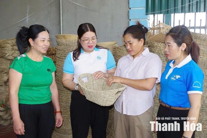 Chị Trần Thị Dung (thứ 2 từ phải sang) giới thiệu sản phẩm với lãnh đạo Hội LHPN xã Ba Đình.