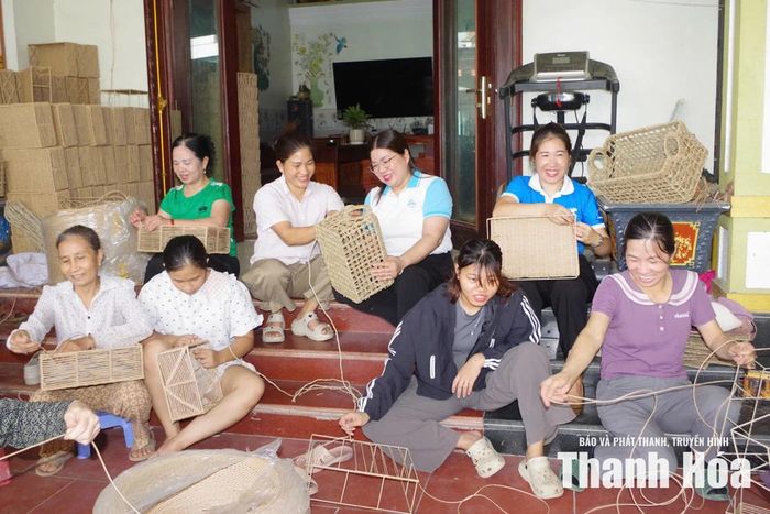 Lãnh đạo Hội LHPN xã Ba Đình thăm tổ hợp tác của chị Trần Thị Dung.
