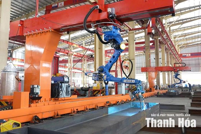 Nhà máy Cơ khí công nghệ cao Nghi Sơn tích hợp hệ thống robot công nghiệp và dây chuyền tự động hóa vào sản xuất kết cấu thép.