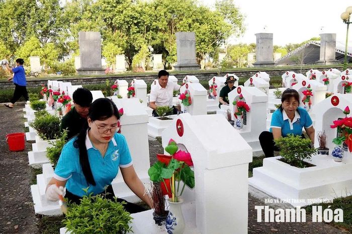 Cán bộ, hội viên, phụ nữ và các tổ chức đoàn thể chăm sóc các phần mộ liệt sĩ tại Nghĩa trang liệt sĩ Hàm Rồng, phường Hàm Rồng.