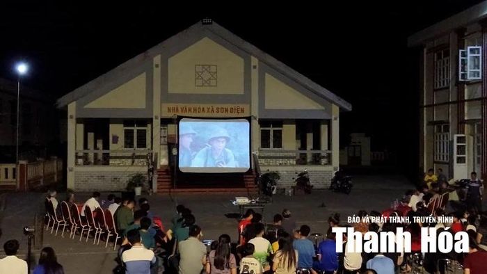 Buổi chiếu phim lưu động phục vụ Nhân dân tại xã Sơn Điện trong đợt phim kỷ niệm 79 năm Ngày Thương binh - Liệt sĩ.
