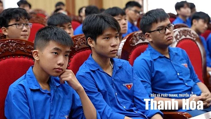 Những thước phim giàu giá trị lịch sử, nhân văn thu hút sự theo dõi chăm chú của đoàn viên, thanh niên xã Hậu Lộc.