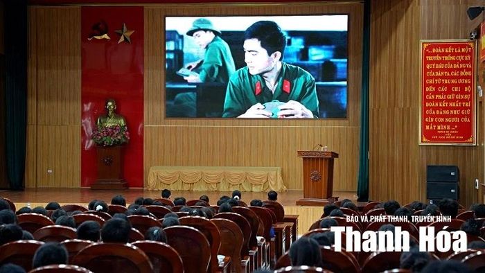 Buổi chiếu phim lưu động phục vụ đoàn viên, thanh niên xã Hậu Lộc tại Trung tâm Văn hóa xã Hậu Lộc.