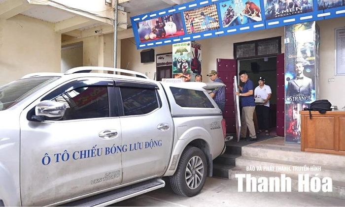 Cán bộ Trung tâm Văn hóa Nghệ thuật Lam Sơn vận chuyển trang thiết bị phục vụ các buổi chiếu phim lưu động.