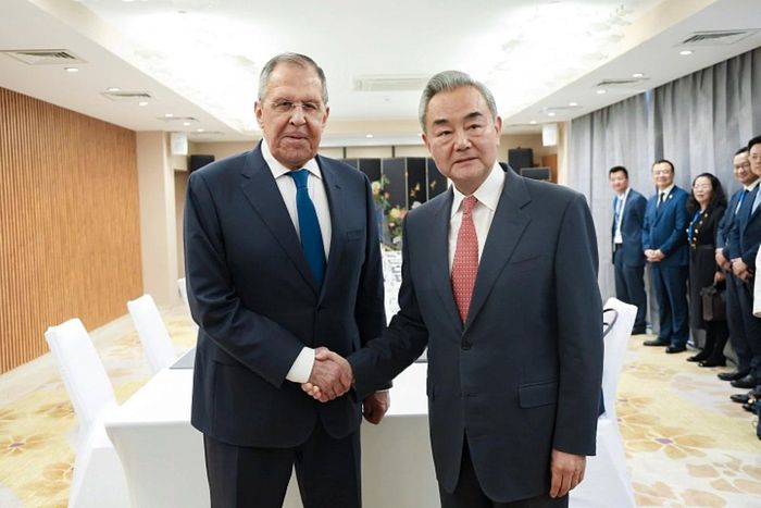 Ngoại trưởng Nga Sergey Lavrov có cuộc gặp song phương với Ngoại trưởng Trung Quốc Vương Nghị bên lề hội nghị Ảnh: Bộ ngoại giao Nga.