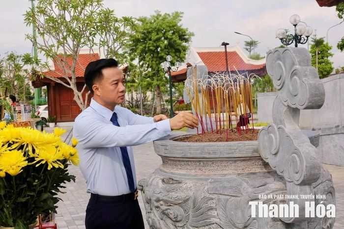 Chủ tịch Hiệp hội Doanh nghiệp tỉnh Nguyễn Xuân Hưng dâng hương tưởng niệm các giáo viên và học sinh đã hy sinh tại công trường đê Nam sông Mã.