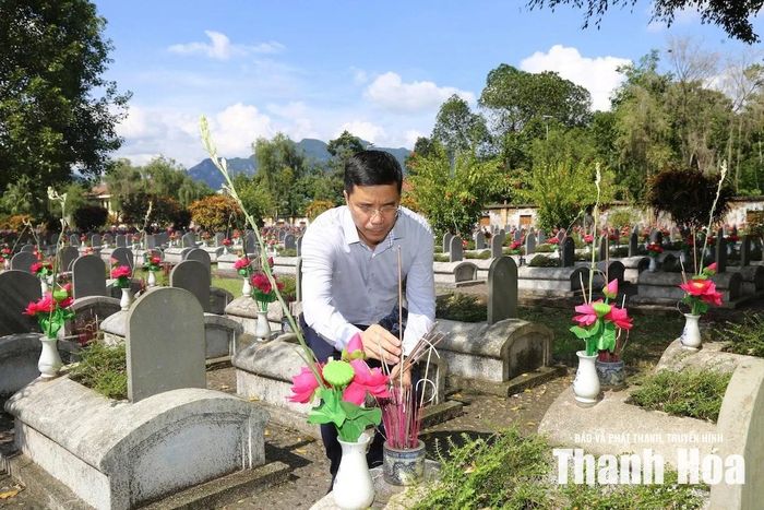 Phó Bí thư Thường trực Tỉnh ủy, Chủ tịch HĐND tỉnh Nguyễn Hồng Phong dâng hương lên đài tưởng niệm và phần mộ các liệt sĩ đang an nghỉ tại Nghĩa trang Liệt sĩ Quốc tế Đồng Tâm.