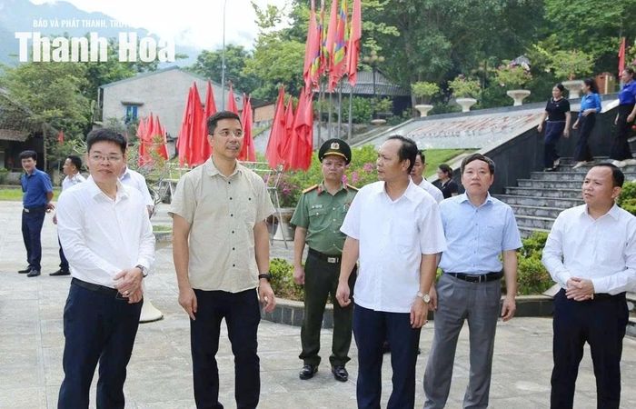 Phó Bí thư Thường trực Tỉnh ủy, Chủ tịch HĐND tỉnh Nguyễn Hồng Phong trao đổi với cán bộ xã Phú Lệ.