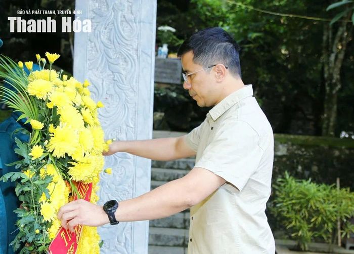 Phó Bí thư Thường trực Tỉnh ủy, Chủ tịch HĐND tỉnh Nguyễn Hồng Phong chỉnh trang vòng hoa, dâng lên các Anh hùng liệt sĩ tại Khu Di tích lịch sử cách mạng Quốc gia Hang Co Phương.