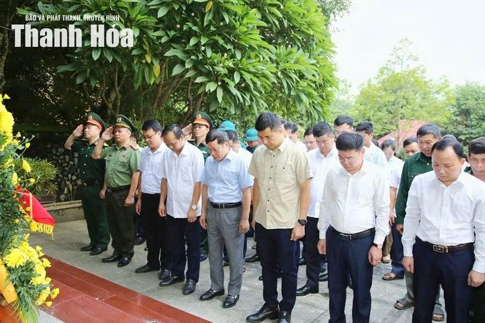 Các đại biểu dành phút mặc niệm tưởng nhớ công lao to lớn của các Anh hùng liệt sĩ hy sinh tại hang Co Phương.