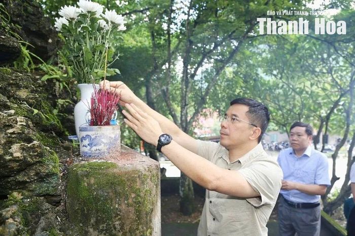 Phó Bí thư Thường trực Tỉnh ủy, Chủ tịch HĐND tỉnh Nguyễn Hồng Phong dâng hương tưởng niệm các Anh hùng liệt sĩ tại Khu Di tích lịch sử cách mạng Quốc gia Hang Co Phương.