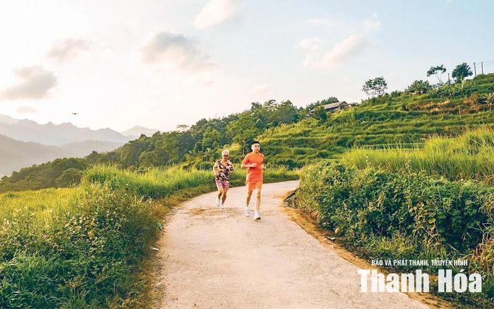 Du khách trải nghiệm chạy bộ giữa bản làng và cánh đồng lúa xanh mát Pù Luông.