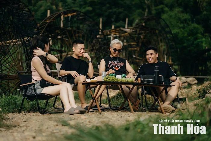 Du khách cùng nhau trải nghiệm bên guồng nước.