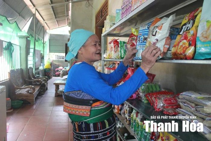 Từ các cửa hàng kinh doanh thực phẩm an toàn, bà con vùng cao có thể lựa chọn được những sản phẩm đảm bảo chất lượng.