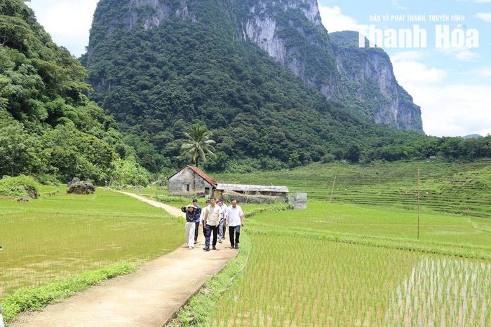 Phó Bí thư Thường trực Tỉnh ủy, Chủ tịch HĐND tỉnh Nguyễn Hồng Phong và các thành viên trong đoàn đi thăm, đánh giá tiềm năng phát triển du lịch tại xã Phú Lệ.