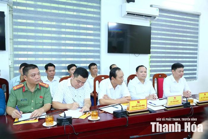 Các đại biểu dự buổi làm việc.