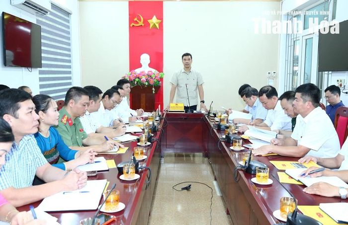 Phó Bí thư Thường trực Tỉnh ủy, Chủ tịch HĐND tỉnh Nguyễn Hồng Phong chủ trì buổi làm việc với lãnh đạo xã Phú Lệ.