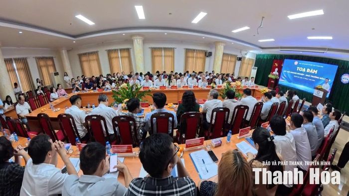 Các đại biểu dự tọa đàm.