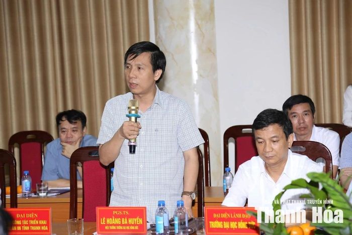 PGS.TS Lê Hoằng Bá Huyền, Hiệu trưởng Trường Đại học Hồng Đức phát biểu tham luận.