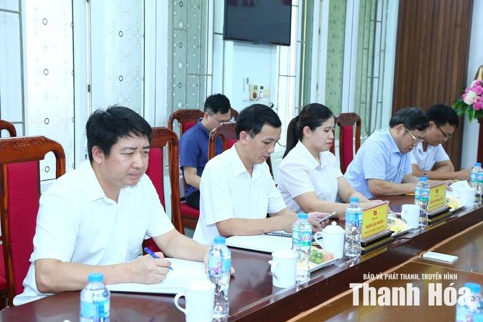 Các đại biểu dự buổi làm việc.