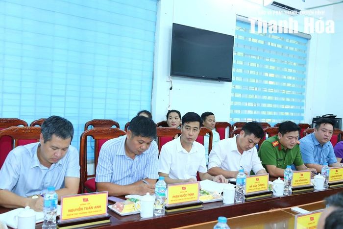 Các đại biểu dự buổi làm việc.