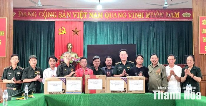 Đoàn trao quà cho người dân, chính quyền và các đơn vị từng gắn bó.