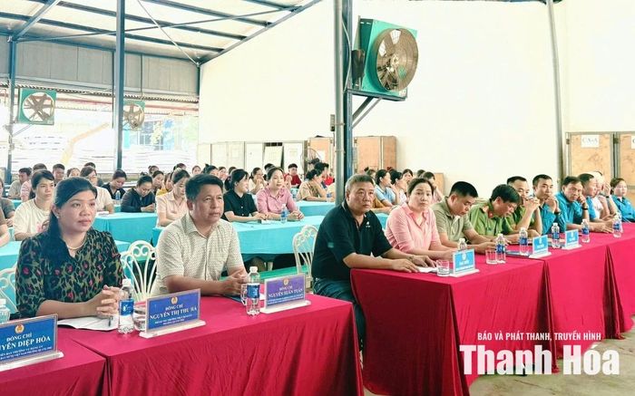 Đại diện lãnh đạo địa phương, các đơn vị liên quan và doanh nghiệp lắng nghe ý kiến của người lao động