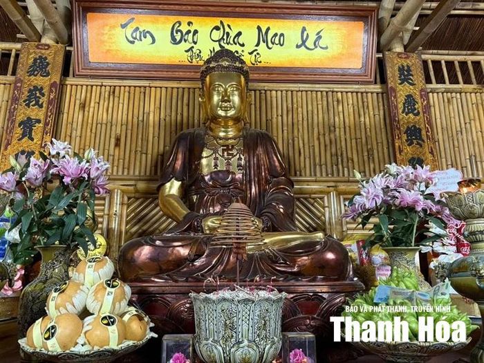 Hình tượng hoa sen trong kiến trúc chùa cổ và di tích ở Thanh Hóa góp phần tôn lên vẻ đẹp thanh tịnh, linh thiêng của không gian văn hóa tâm linh.