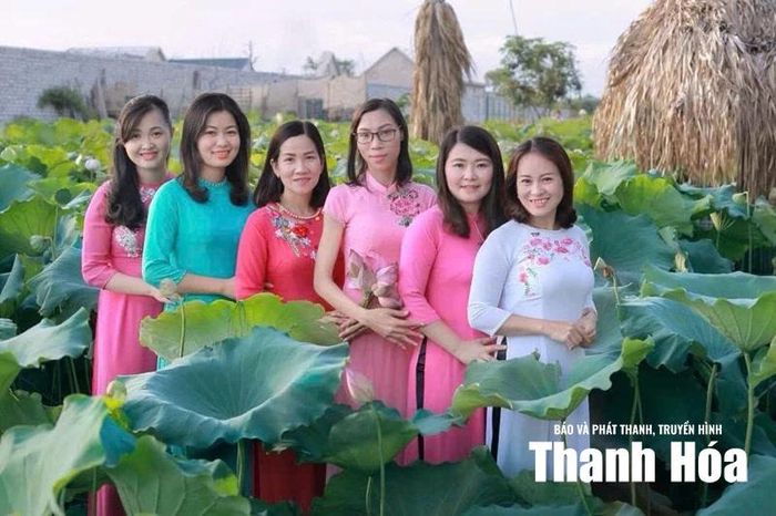 Du khách tham quan, chụp ảnh tại đầm sen ở Thanh Hóa - không gian kết nối giữa thiên nhiên, văn hóa và đời sống tinh thần của người dân xứ Thanh.