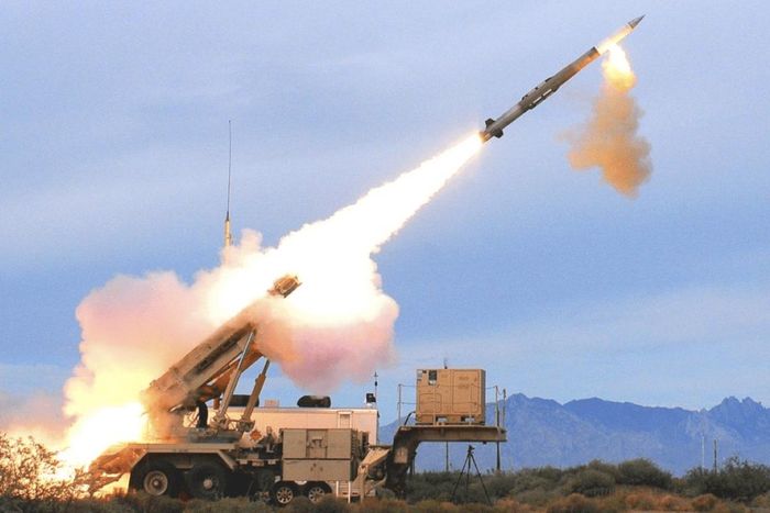 Một tên lửa đánh chặn phòng không Patriot được phóng đi trong một cuộc thử nghiệm bắn đạn thật. Ảnh: Defence Express.