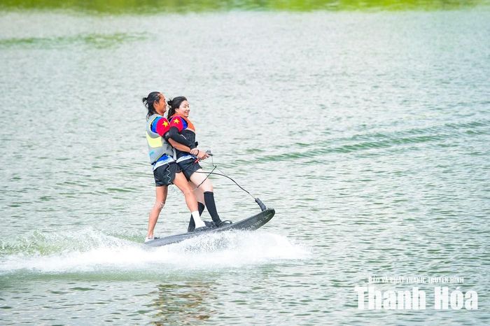 Bên cạnh các trò chơi dân gian đậm chất truyền thống, khu vực mặt nước lễ hội năm nay thêm phần bùng nổ nhờ sự xuất hiện của bộ môn thể thao hiện đại: Lướt ván phản lực. Trên mặt nước xanh trong, tiếng động cơ ròn rã vang lên báo hiệu những pha biểu diễn và trải nghiệm tốc độ cao đầy phấn khích.