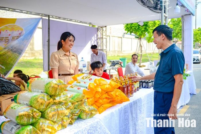 Một điểm nhấn không thể bỏ qua trong Lễ hội năm nay chính là khu gian hàng trưng bày, giới thiệu sản phẩm OCOP của xã Yên Trường và các xã lân cận. Ngay từ đầu giờ chiều, các lượt khách đã nườm nượp ghé thăm, trải nghiệm và mua sắm các nông sản đặc trưng, sản phẩm chế biến tinh xảo mang đậm hương vị bản địa.
