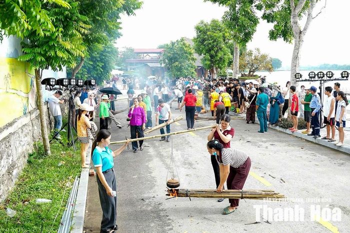 Nằm trong chuỗi sự kiện 3 ngày (từ 24 đến 26/7), Lễ hội Làng du lịch Yên Trung 2026 được đầu tư công phu, bài bản, mở ra một không gian văn hóa - du lịch - giải trí quy mô. Khép lại ngày hoạt động thứ hai tràn ngập niềm vui và cảm xúc, lễ hội tiếp tục hứa hẹn một ngày bế mạc (26/7) bùng nổ, để lại ấn tượng khó quên trong lòng người dân và du khách thập phương.