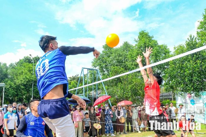 Bên cạnh các trò chơi dân gian, tinh thần thể thao rực lửa cũng lan tỏa mạnh mẽ tại sân bóng chuyền. Các trận giao lưu bóng chuyền giữa các thôn diễn ra vô cùng kịch tính.
