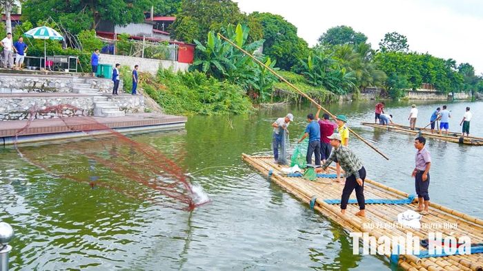 Ngay sát bờ nước, Hội thi quăng chài lại mang đến một mảng màu sinh động khác nơi những “nghệ sĩ bình dân” phô diễn kỹ năng nghề sông nước lâu đời.