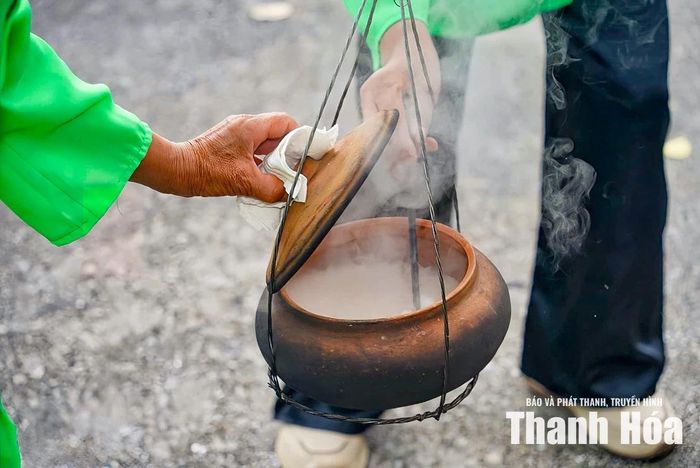 Mùi thơm ngạt ngào của gạo mới quyện vào tiếng trao đổi rôm rả của các bà, các chị khiến khoảng sân hội tràn ngập hơi thở ấm cúng của gia đình, làng xóm.