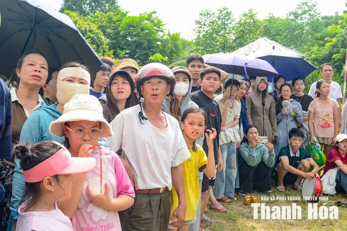 Bước chân vào không gian Lễ hội Làng du lịch Yên Trung trong ngày 25/7, cái nắng oi ả của ngày hè bỗng nhiên bị đẩy lùi bởi cái “nhiệt” hừng hực phát ra từ hàng ngàn con người đang đổ về đây.
