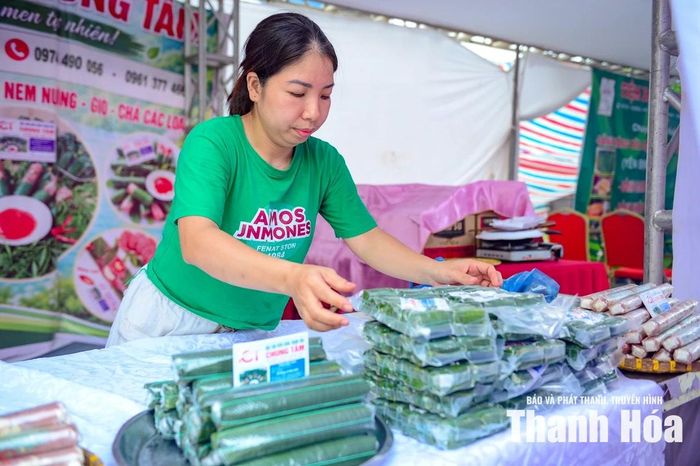 Sự chuẩn bị chỉn chu, bài bản tại các gian hàng không chỉ minh chứng cho tiềm năng kinh tế nông thôn phát triển mà còn khẳng định bước tiến dài trong việc gắn kết nông nghiệp sạch với phát triển du lịch sinh thái bền vững.