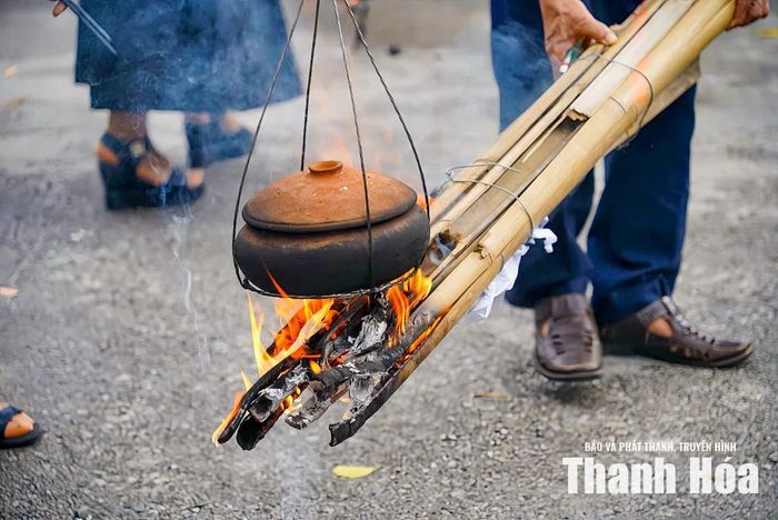 Trong làn khói bếp chao nghiêng giữa trời hè, các đội thi tay thoăn thoắt gánh nước, nhóm lửa, chẻ củi và canh gạt than.