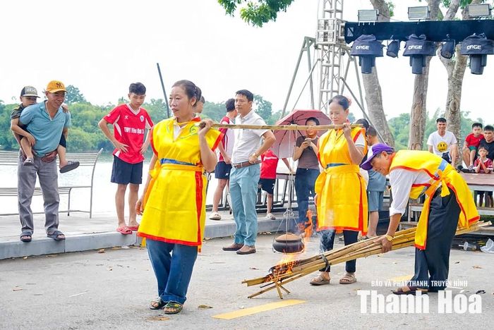 Tạm rời xa không gian náo nhiệt dưới nước, khu vực diễn ra Hội thi nấu cơm truyền thống lại đưa du khách trở về với ký ức tuổi thơ ấm áp.