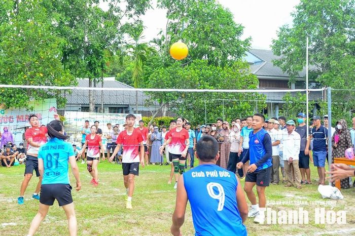 Những cú đập bóng uy lực, những pha cứu bóng lăn xả trong tiếng trống giục liên hồi đã thắt chặt thêm tình đoàn kết, gắn bó giữa người dân các thôn làng trong vùng.